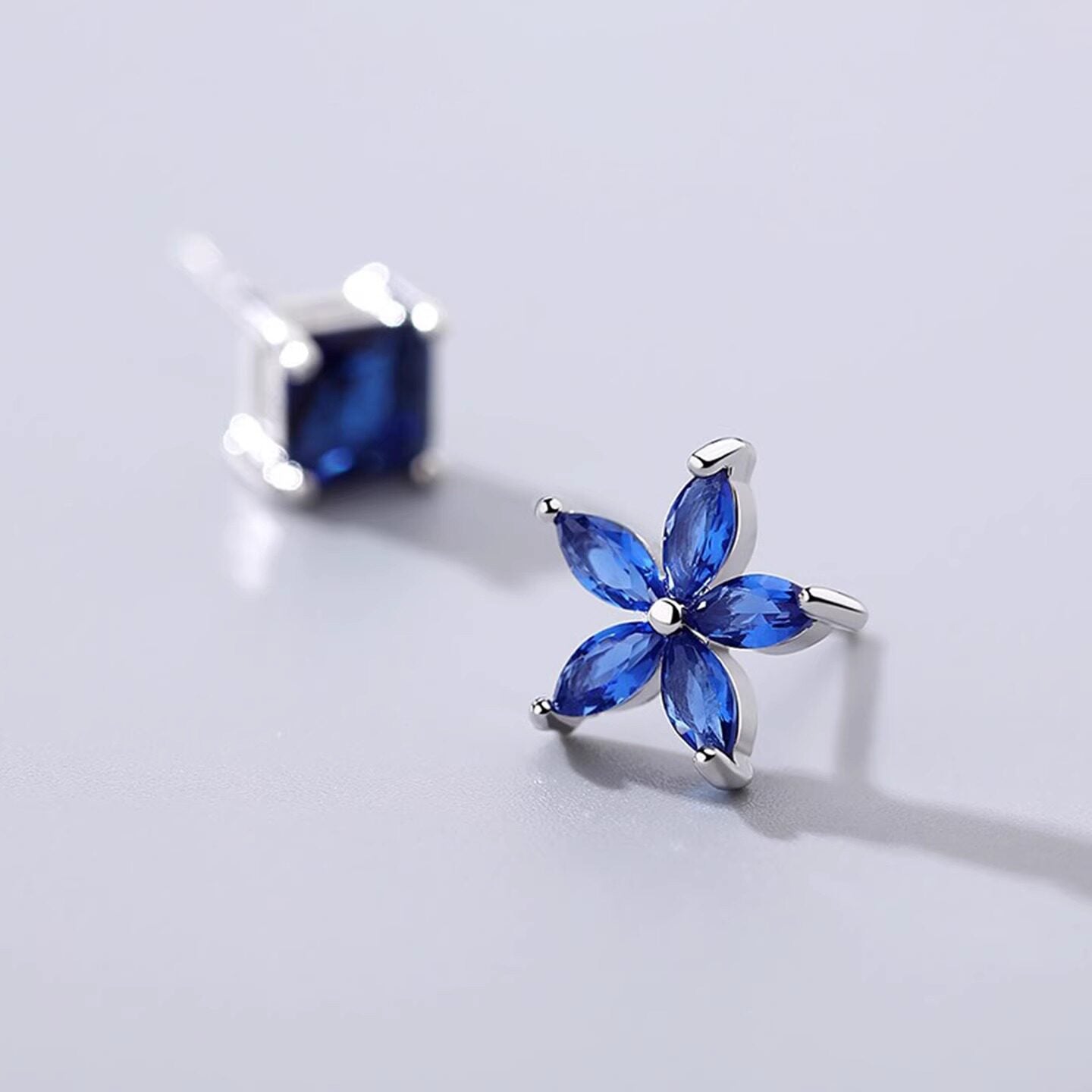 S925 Silver Needle Blue Rhinestone Flower Stud Earrings Simple And Elegant